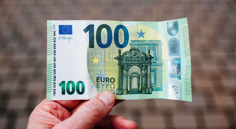 Euro thellon renien, zbret poshte nivelit te 115 lekeve
